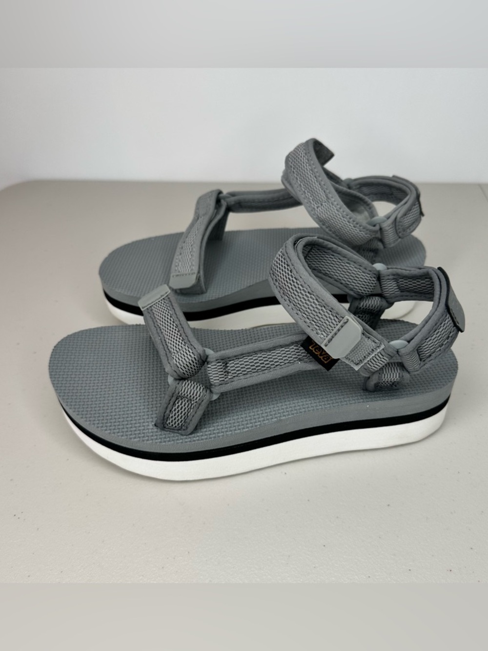 Teva Flatform Universal Mesh Sandal Gray and Black Platform Women’s 8 Strappy